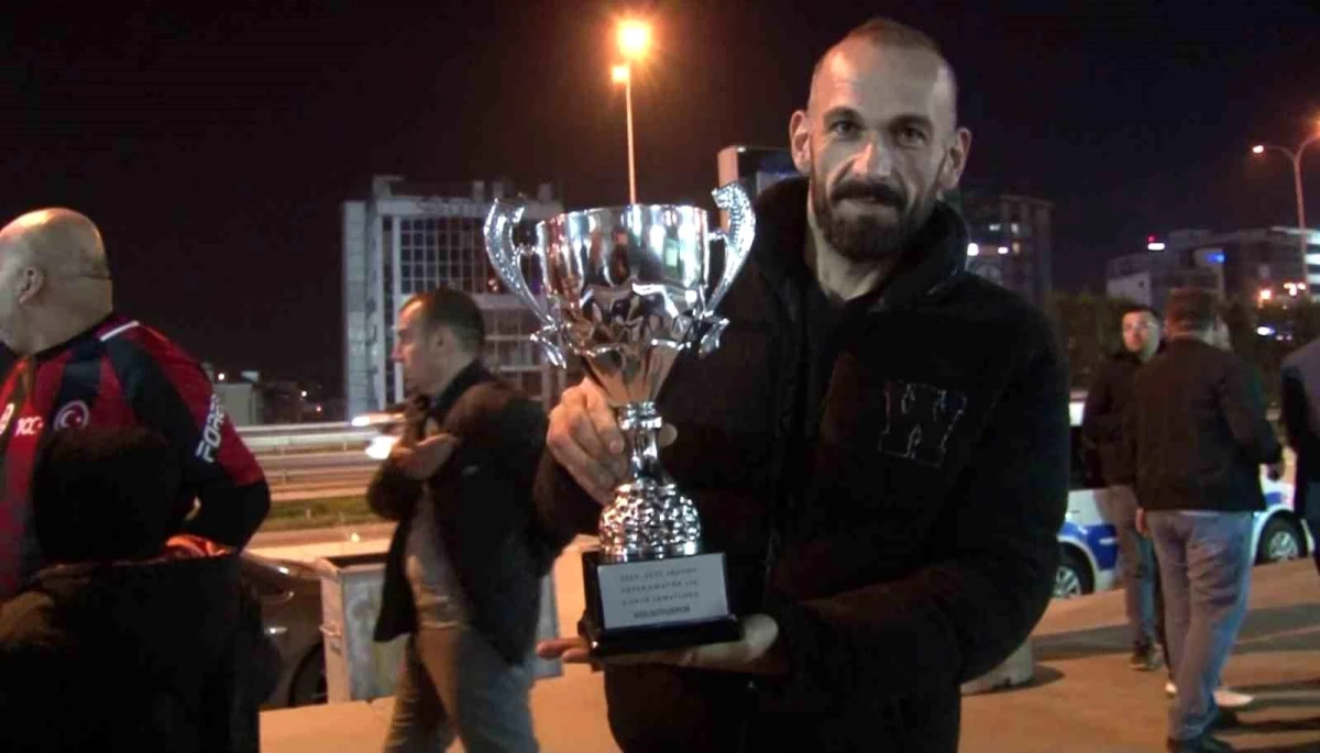 Gülsuyuspor Süper Amatör Lig\'de Şampiyonluğunu Kutladı