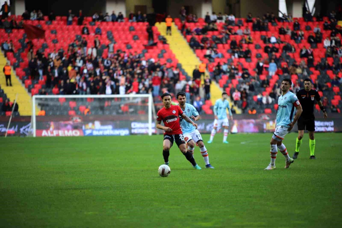 Gaziantep FK ile Başakşehir arasında ilk yarıda gol sesi çıkmadı