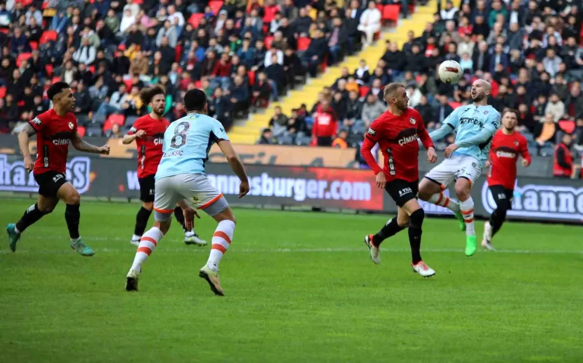 Gaziantep Futbol Kulübü ile Rams Başakşehir arasındaki maç golsüz eşitlikle sona erdi