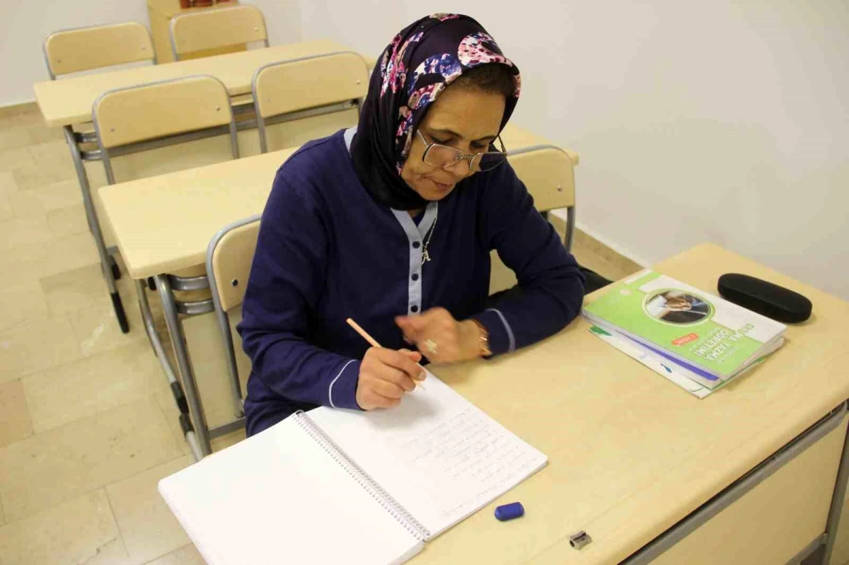 Sivas Halk Eğitim Merkezinde Okuma Yazma Eğitimi Alan Kadınlar Azimleriyle Dikkat Çekiyor