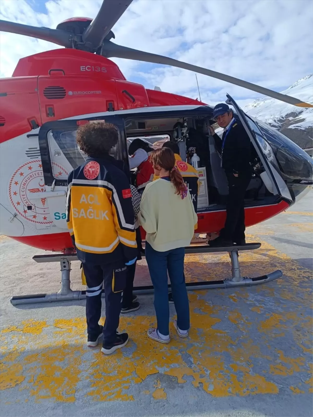 Van\'ın Bahçesaray ilçesinde rahatsızlanan bebek ambulans helikopterle hastaneye nakledildi