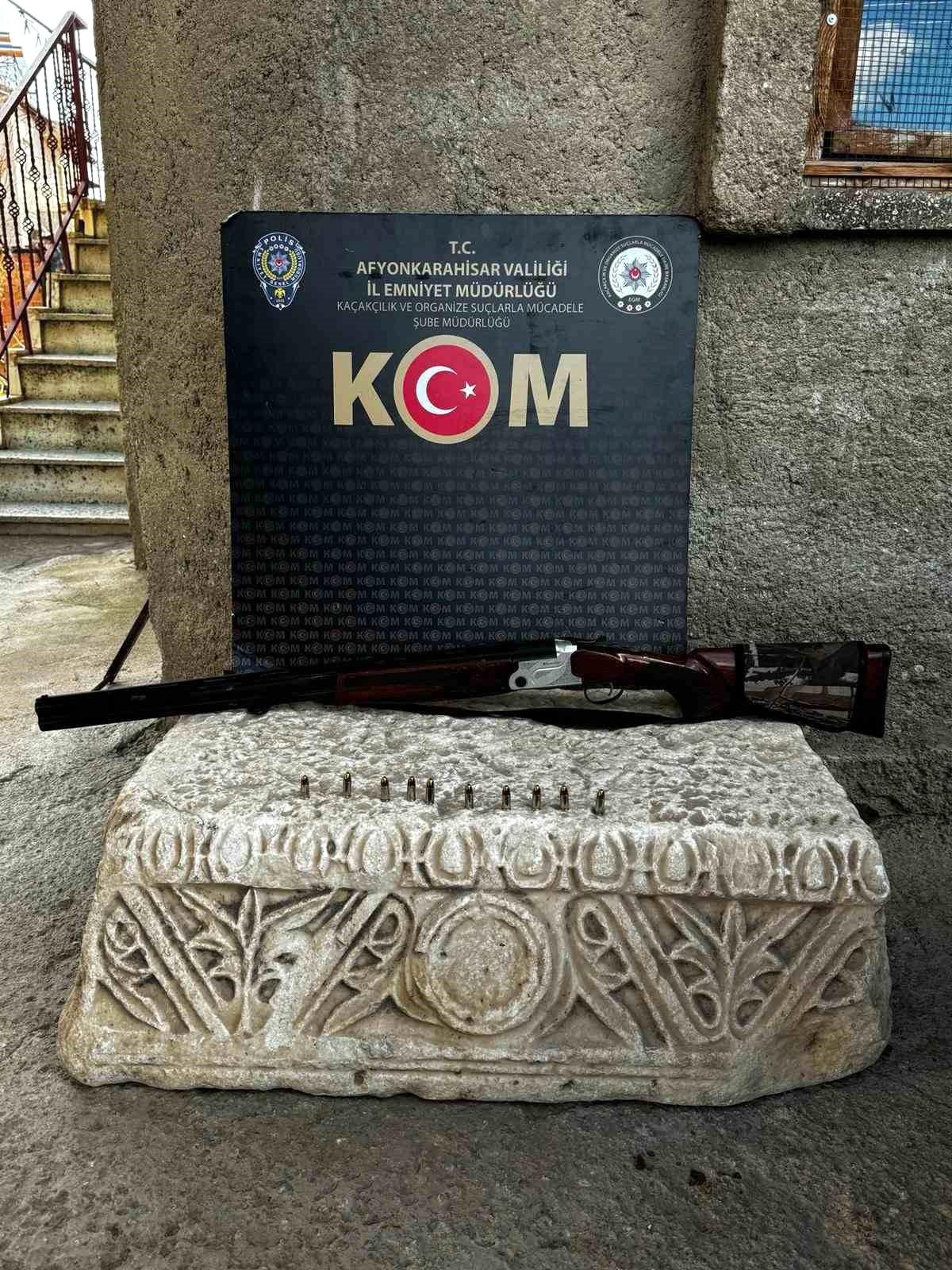 Afyonkarahisar\'da 100 Kilogramlık Tarihi Eser Niteliğinde Sanduka Ele Geçirildi