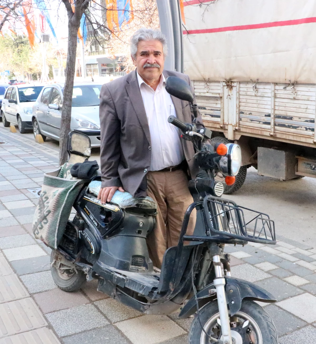 30 yıldır pes etmiyor! Bu kez hem muhtarlık hem de başkanlık için aday oldu