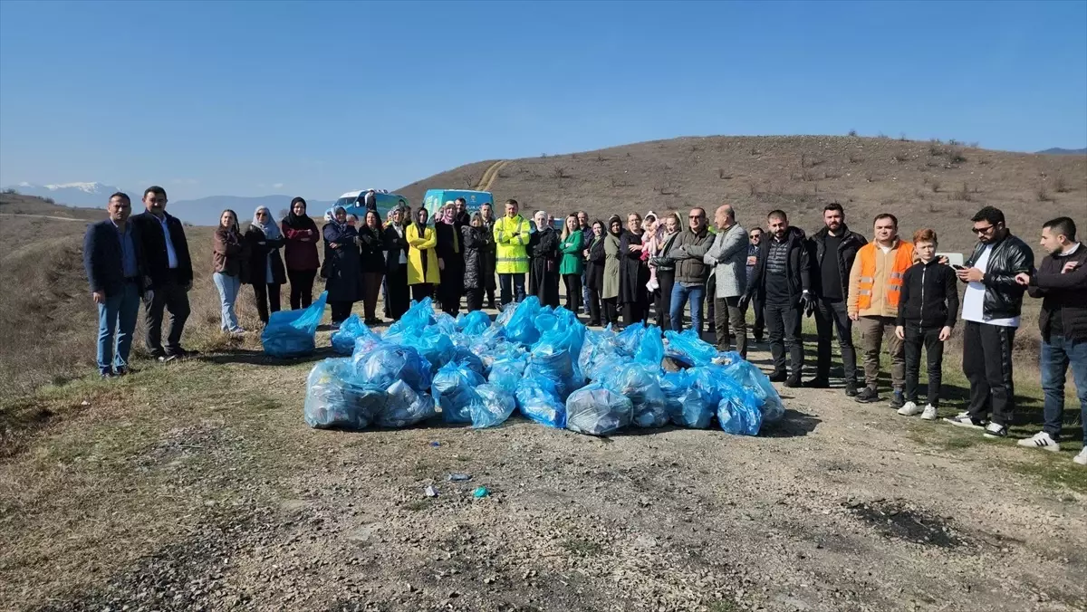 AK Parti Karabük Belediye Başkan adayı ve partililer çevre temizliği etkinliğine katıldı