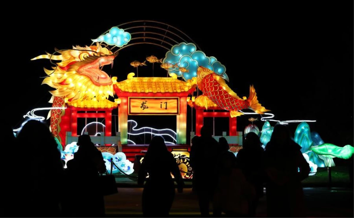 Çin ve Fransa\'da Yuyuan Bahçesi Fener Fuarı Gösterisi