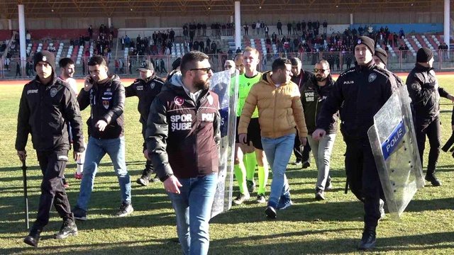 Türk futbolunda olay bitmiyor! Yattara'nın ilk maçında hakeme yumruk atıldı Türk futbolunda olay bitmiyor! Yattara'nın ilk maçında hakeme yumruk atıldı
