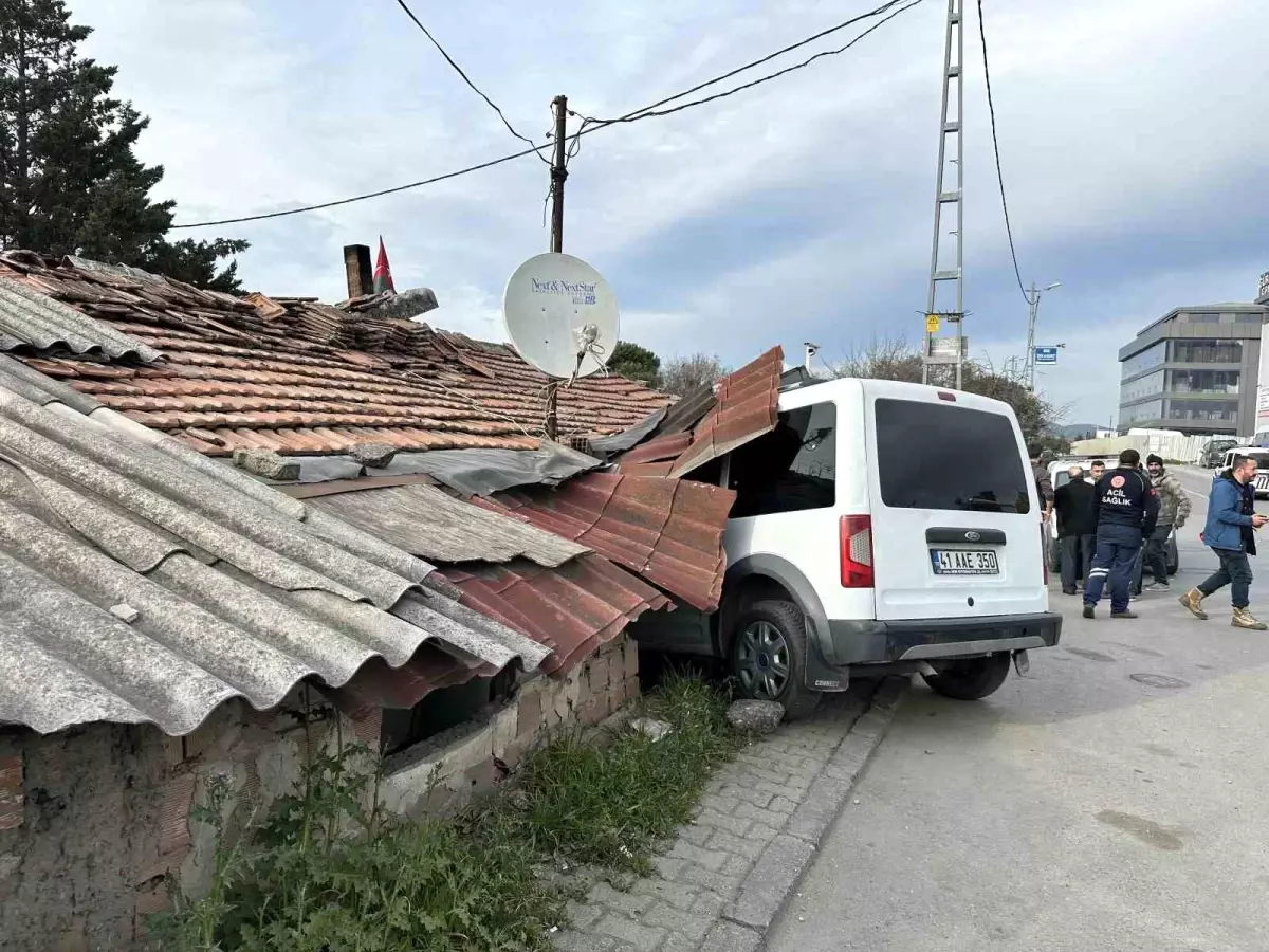 Ataşehir\'de Hafif Ticari Araç Müstakil Eve Girdi