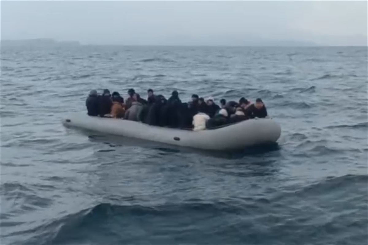 Ayvalık açıklarında 110 düzensiz göçmen yakalandı