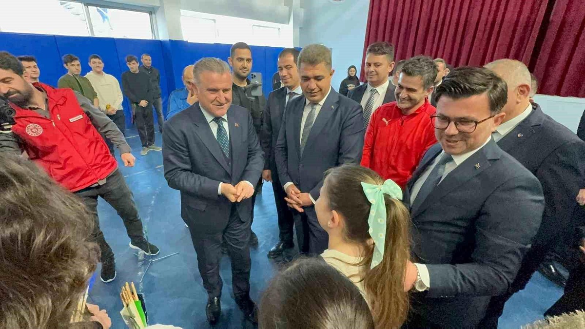 Gençlik ve Spor Bakanı Özel Bireylerle Horon Oynadı