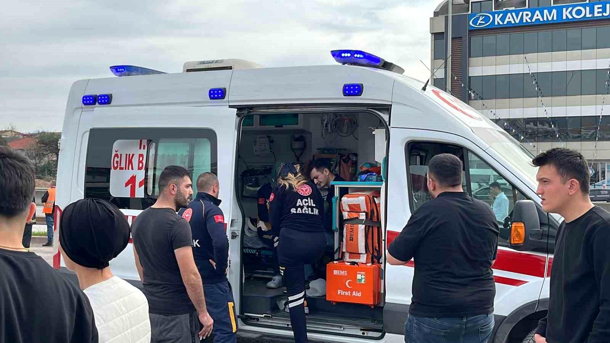 Kocaeli\'de otomobil bariyeri aşarak caddeye uçtu: 2 yaralı
