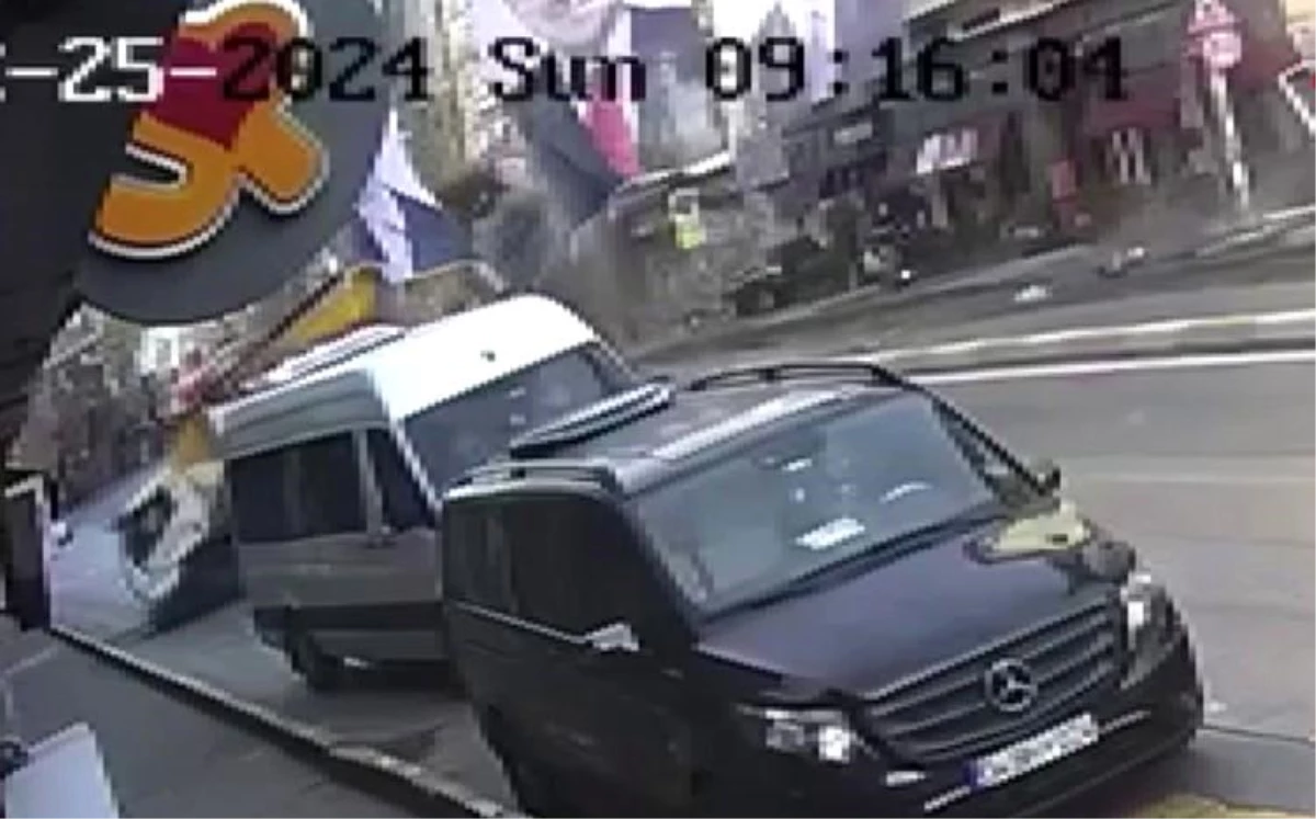 Beyoğlu Karaköy\'de freni boşalan vincin çarptığı kazanın güvenlik kamerası görüntüleri ortaya çıktı