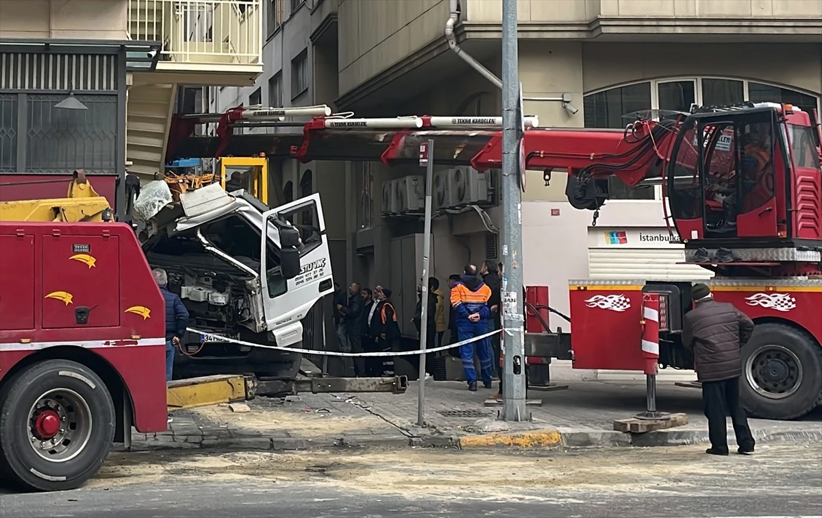 Beyoğlu\'nda iki vincin karıştığı kazada 1 kişi yaralandı