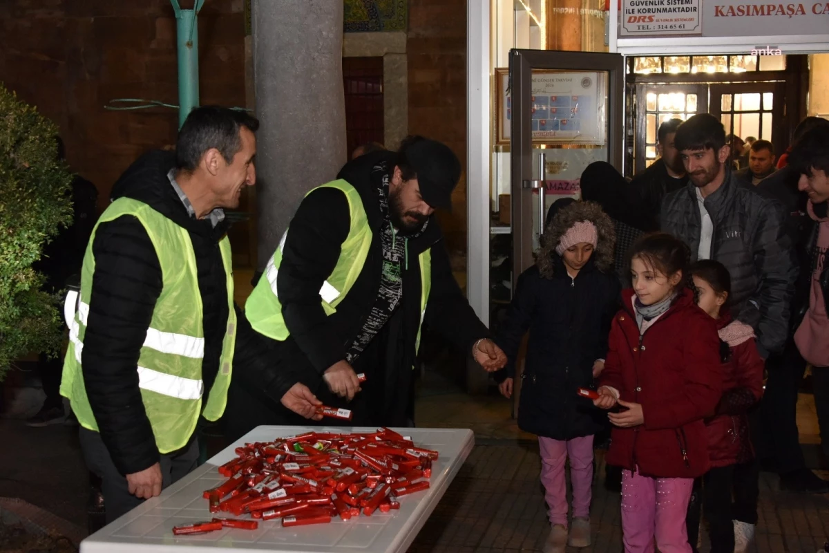 Bozüyük Belediyesi Berat Kandili\'nde vatandaşlara mevlit şekeri dağıttı