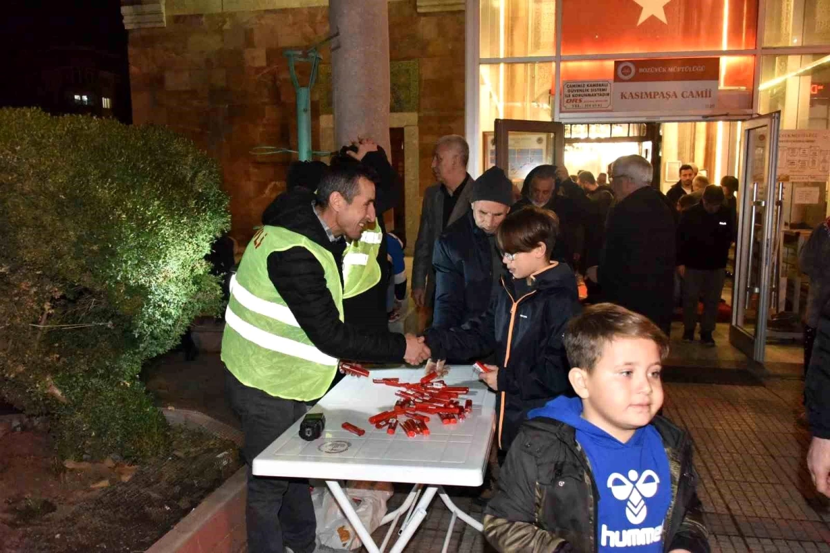 Bozüyük Belediyesi Berat Kandili\'nde mevlit şekeri dağıttı