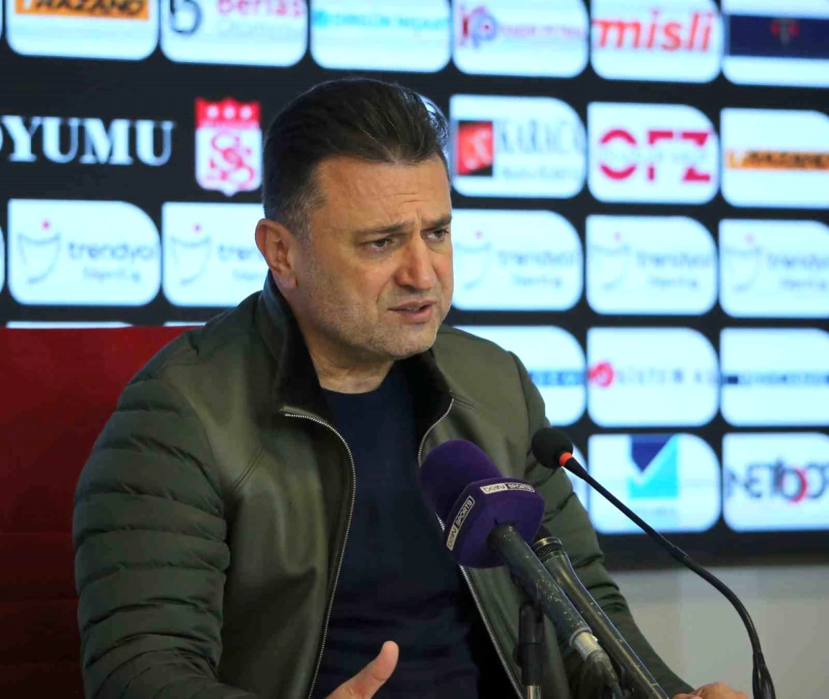 Sivasspor Teknik Direktörü Bülent Uygun: Manaj\'ın fiyatı 15 milyon Euro