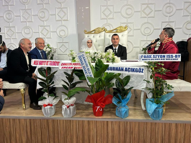 Çankırı Belediye Başkanı İsmail Hakkı Esen, rakibi Umut Özcan'ın nikah şahidi oldu