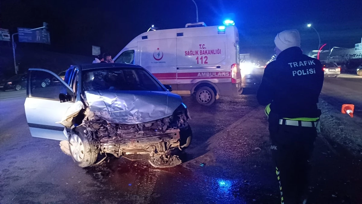 Çerkezköy\'de yolcu minibüsü ile otomobil çarpıştı: 15 yaralı