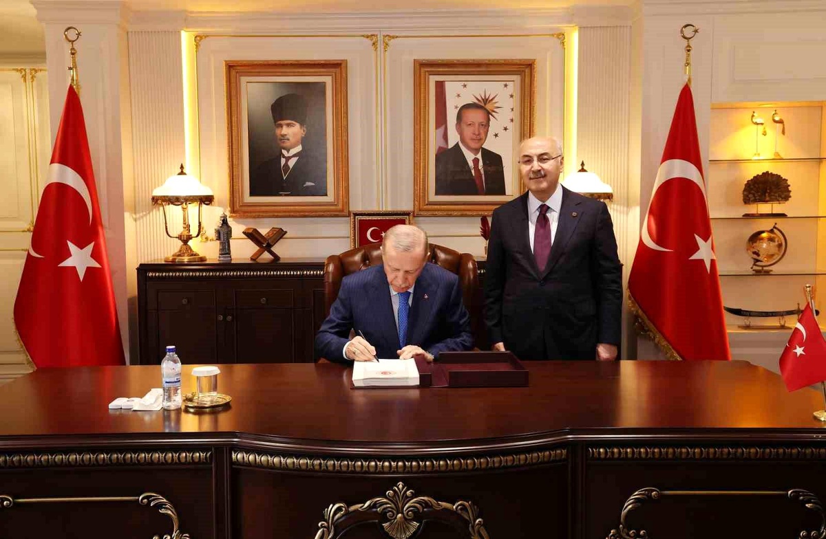 Cumhurbaşkanı Erdoğan, Adana Valiliğini ziyaret etti