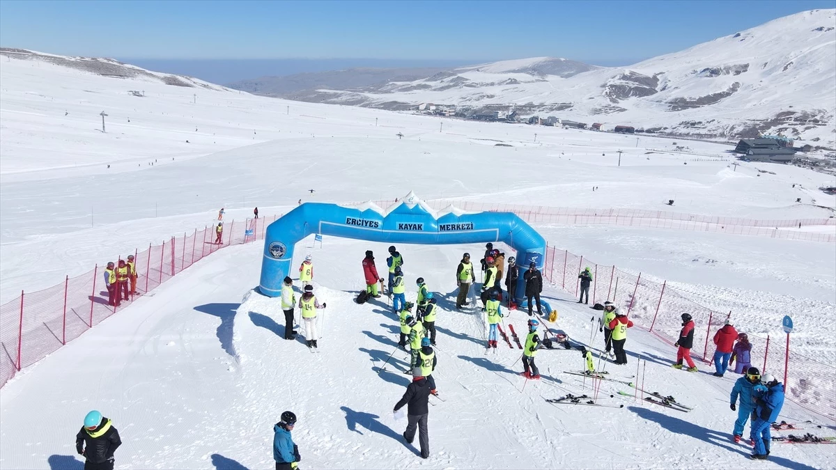 Kayseri Erciyes AŞ\'nin ev sahipliğinde Diplomatik Kayak ve Snowboard Yarışı düzenlendi