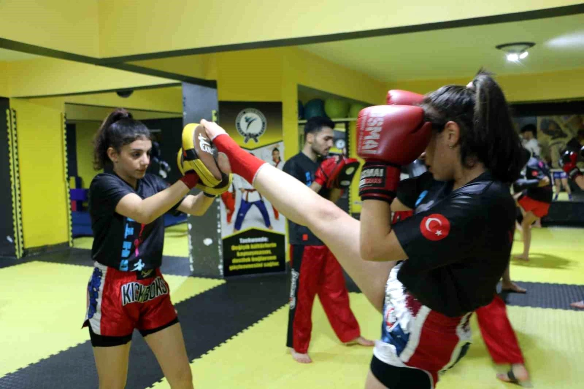 Diyarbakır\'da Kadın Kick Boksçular Şampiyonluklar Elde Ediyor