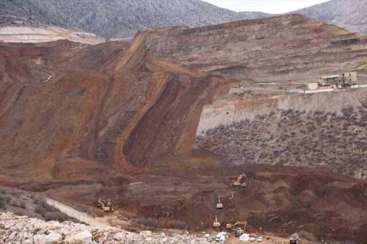 Enerji Bakanı Bayraktar: Heyelan çalışmaları hızlanarak devam ediyor Enerji Bakanı Bayraktar: Heyelan çalışmaları hızlanarak devam ediyor