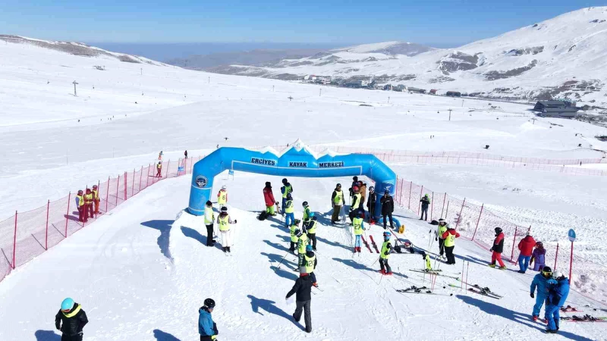 Kayseri Erciyes A.Ş. ve Çekya Ankara Büyükelçiliği tarafından düzenlenen 4\'üncü Diplomatik Kayak ve Snowboard Yarışı