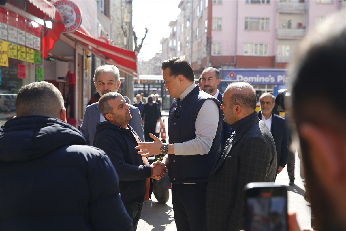 AK Parti Büyükşehir Belediye Başkan Adayı Hatipoğlu, Eskişehir\'de Mahalleli ve Esnaf İle Buluştu