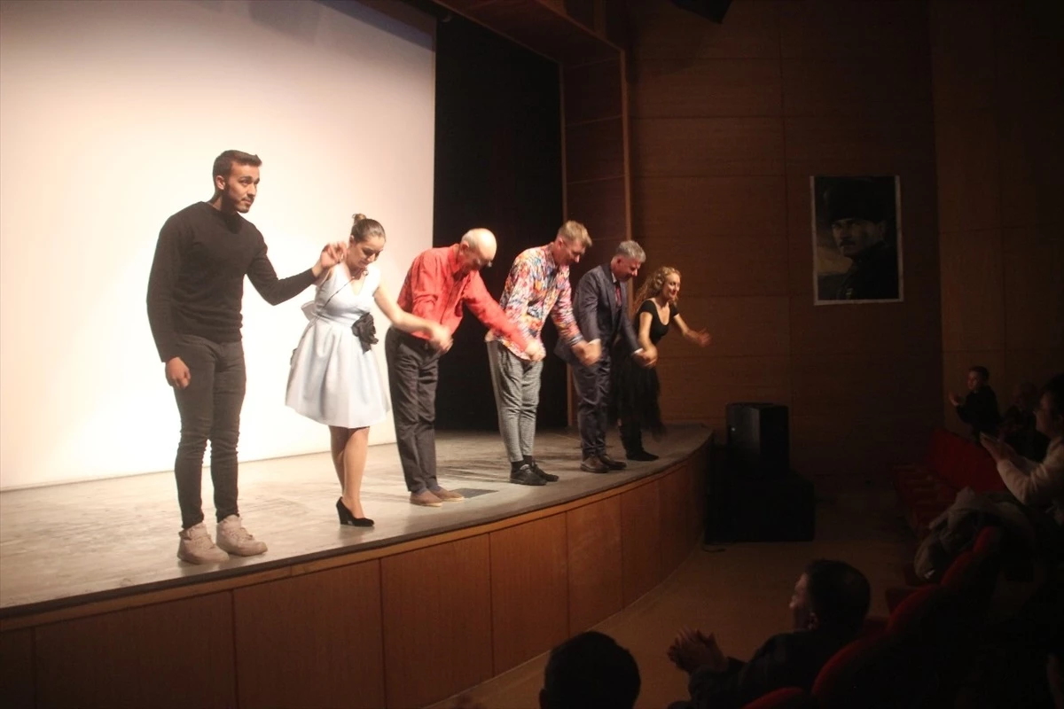 Mersin\'de \'Altı Üstü Komedi\' tiyatro oyunu sahnelendi
