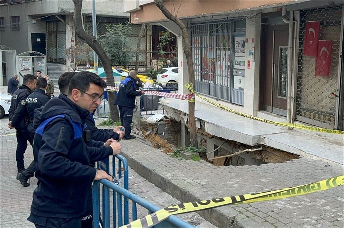 Güngören\'de kaldırımda çökme meydana gelen bina tedbiren boşaltıldı