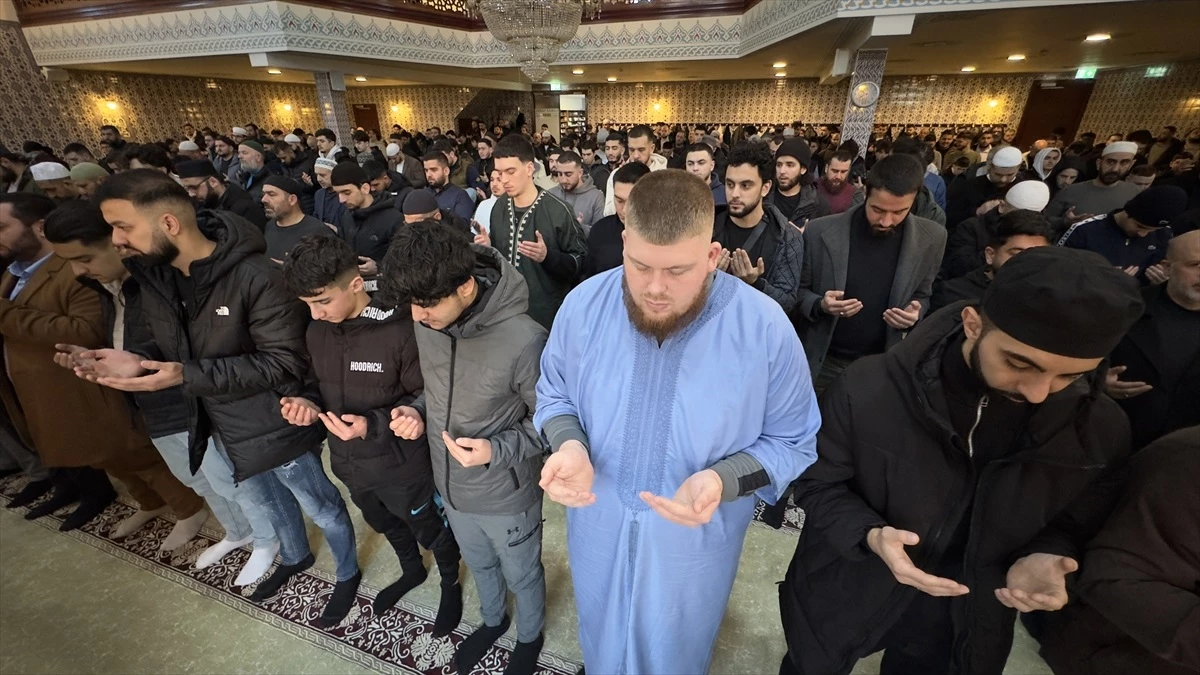Hollanda\'da Gençler Filistin İçin Dua Etti