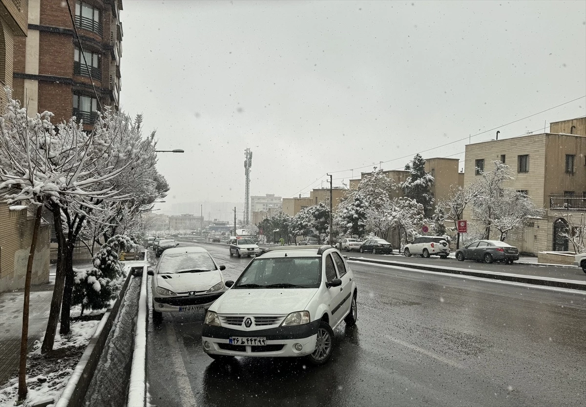 İran\'da Kar Yağışı: Tahran Beyaza Büründü