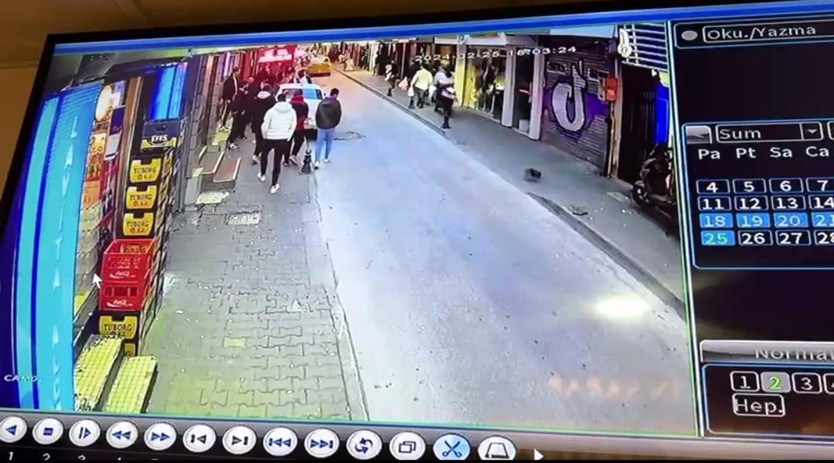İzmir\'de motosiklet kaldırımda yürüyen yayaların arasına daldı: 3 yaralı