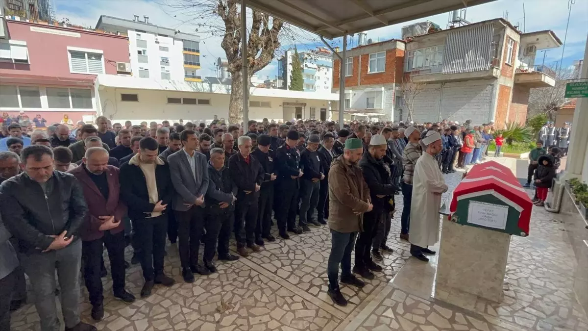 İzmir\'de trafik kazası sonucu hayatını kaybeden jandarma teğmen Kumluca\'da defnedildi