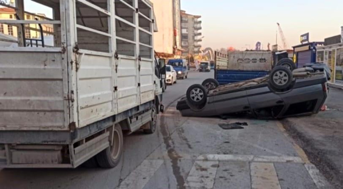 Malatya\'da Kontrolden Çıkan Otomobil Park Halindeki Kamyonete Çarptı