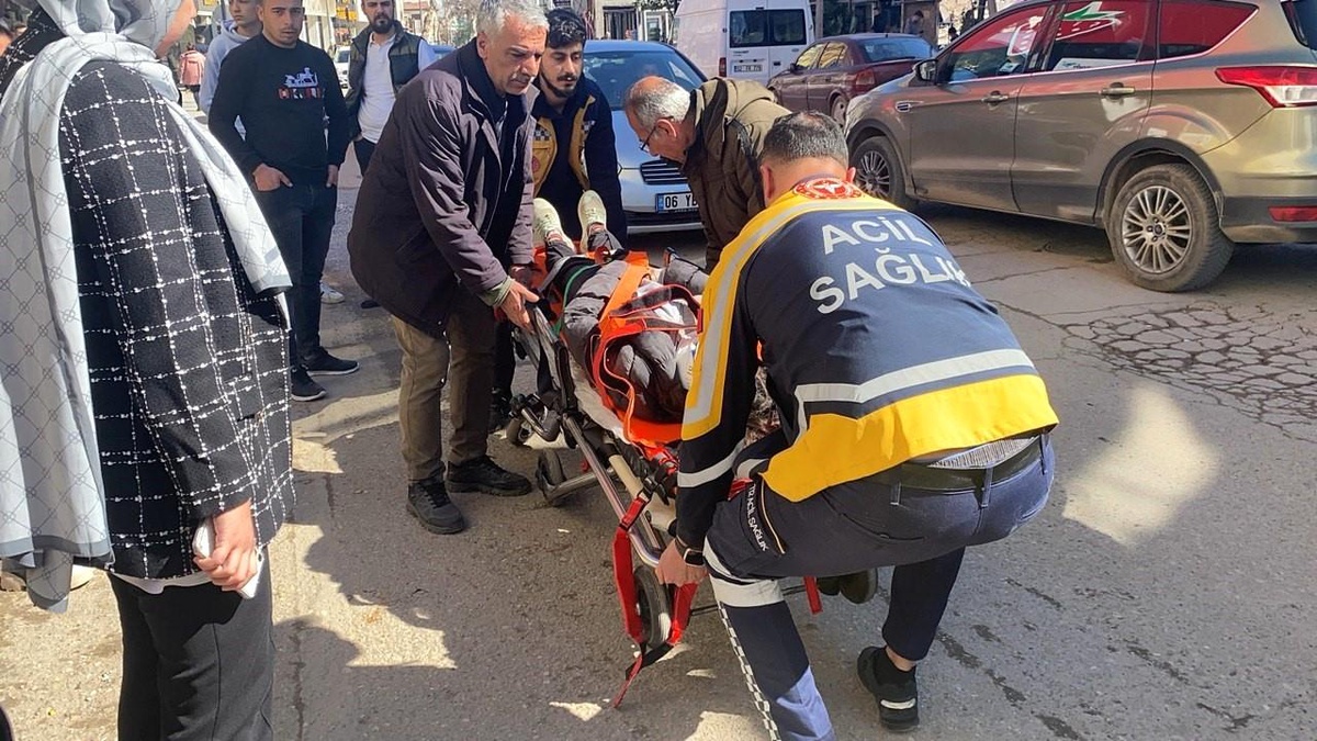 Adıyaman\'da kamyonetin çarpması sonucu yaralanan yaya hastaneye kaldırıldı