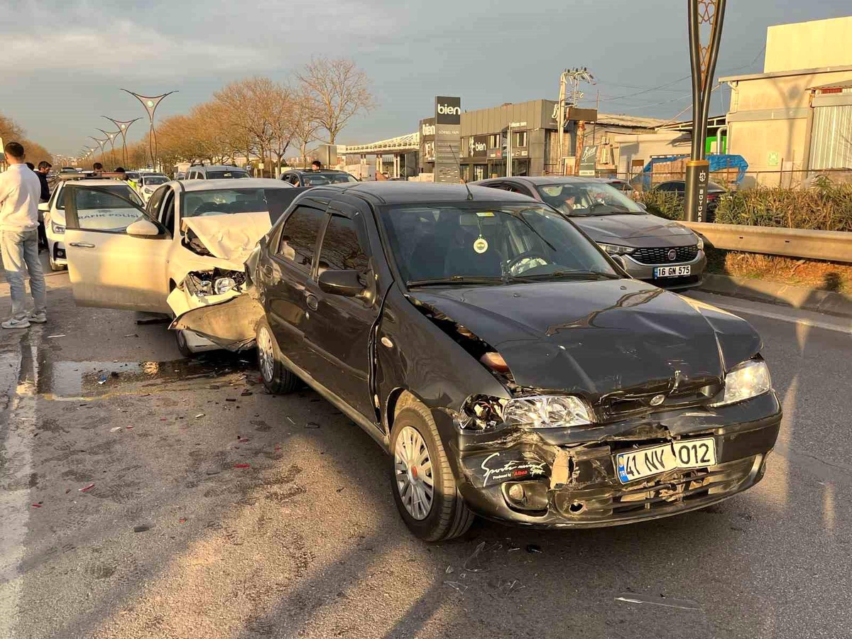 İzmit\'te Zincirleme Trafik Kazası: 4 Yaralı