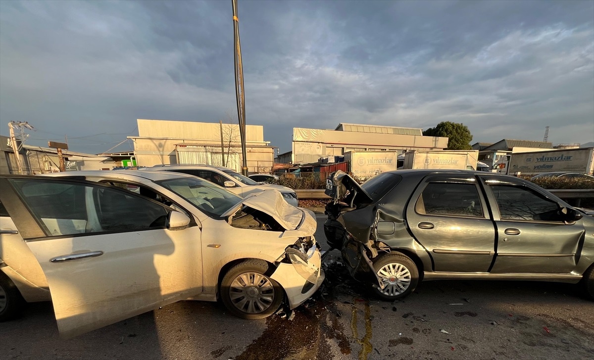 İzmit\'te Zincirleme Trafik Kazası: 4 Yaralı