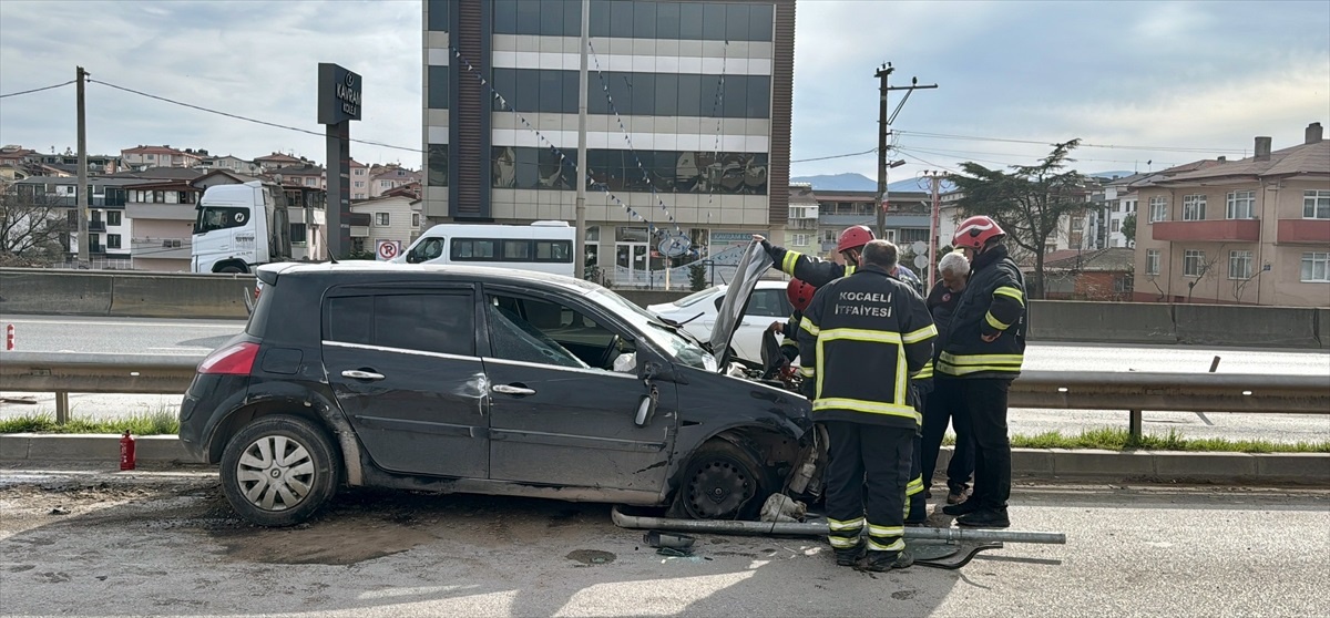 Derince\'de bariyeri aşan otomobildeki 2 kişi yaralandı