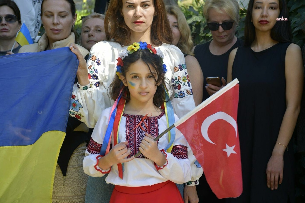 Kuşadası\'nda Rusya-Ukrayna Savaşı\'nın ikinci yılı anıldı