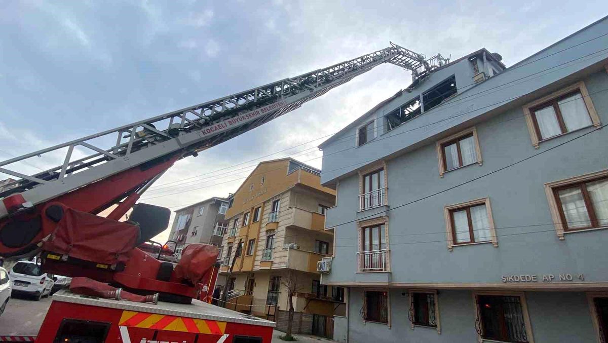 Kocaeli Darıca\'da Apartman Çatısında Yangın Çıktı