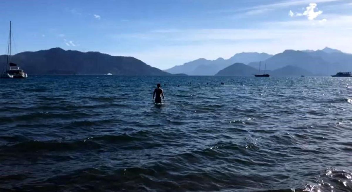 Marmaris\'te güneşli havayı fırsat bilen vatandaşlar denize girdi