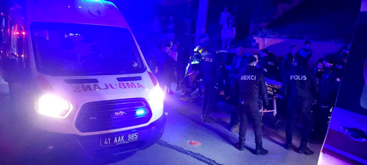 Gebze\'de otomobilin elektrik direğine çarpması sonucu 3 kişi yaralandı