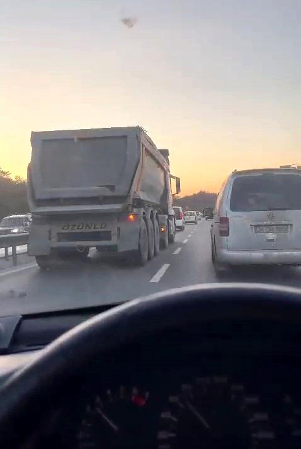 Arnavutköy\'de makas atan hafriyat kamyonu tehlike saçtı