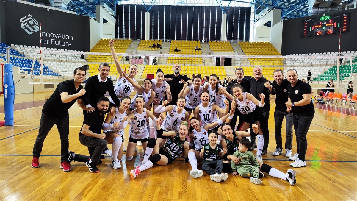 Sakarya Voleybol, grup lideri olarak finallere yükseldi