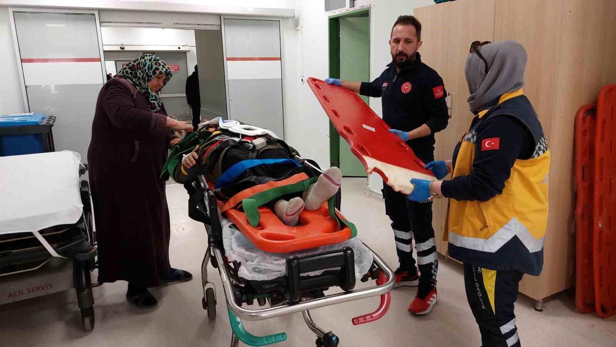 Samsun\'da motosikletli kuryenin çarptığı kazada 2 kişi yaralandı