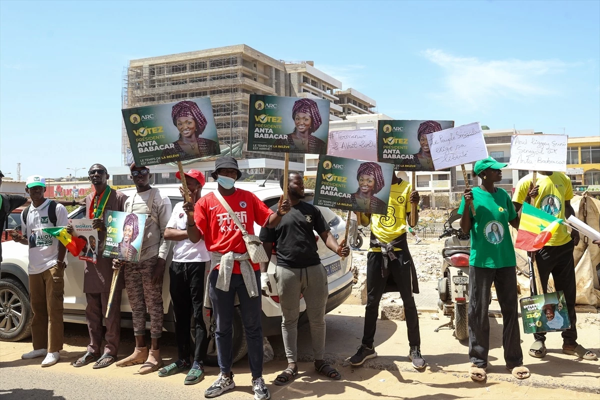 Senegal\'de cumhurbaşkanı seçiminin ertelenmesi protesto edildi