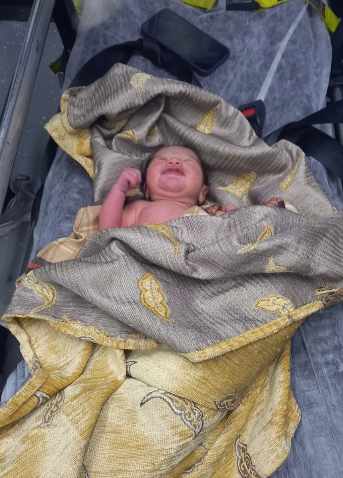 Şırnak\'ta bir caminin avlusunda yeni doğmuş bebek bulundu