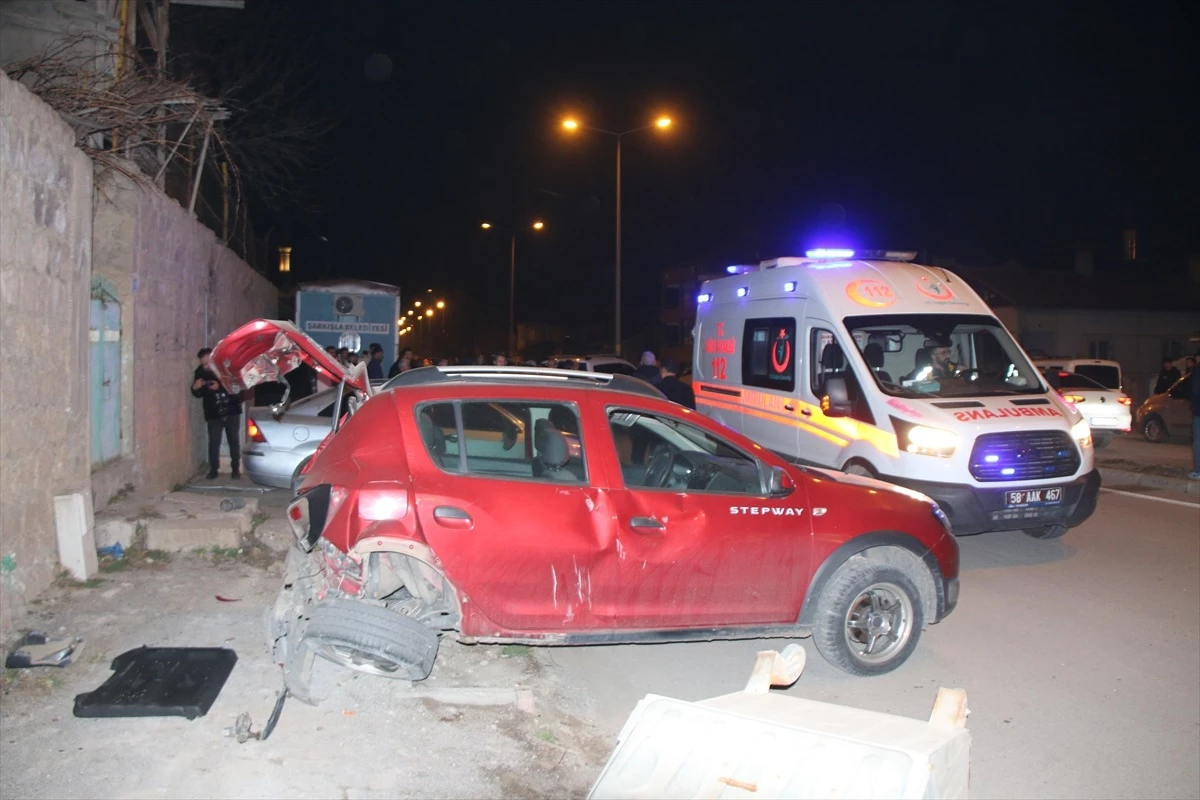 Sivas\'ın Şarkışla ilçesinde park halindeki araçlara çarpan otomobilde 2 kişi yaralandı