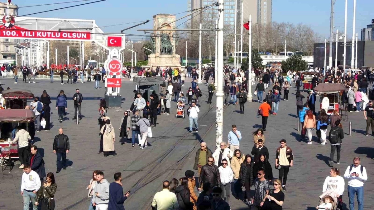 Taksim Meydanı ve İstiklal Caddesi Sıcak Havayı Fırsat Bilerek Kalabalıklaştı