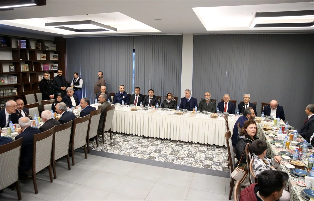 TBMM Milli Savunma Komisyonu Başkanı Hulusi Akar, Kayseri\'de şehit aileleri ve gazilerle bir araya geldi